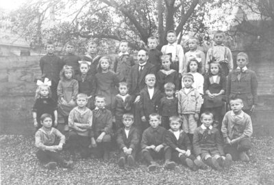 1002412 Groepsportret van leerlingen en onderwijzer van de School met den Bijbel te Vreeswijk. 1 Aart Dikkenberg, 2 ...